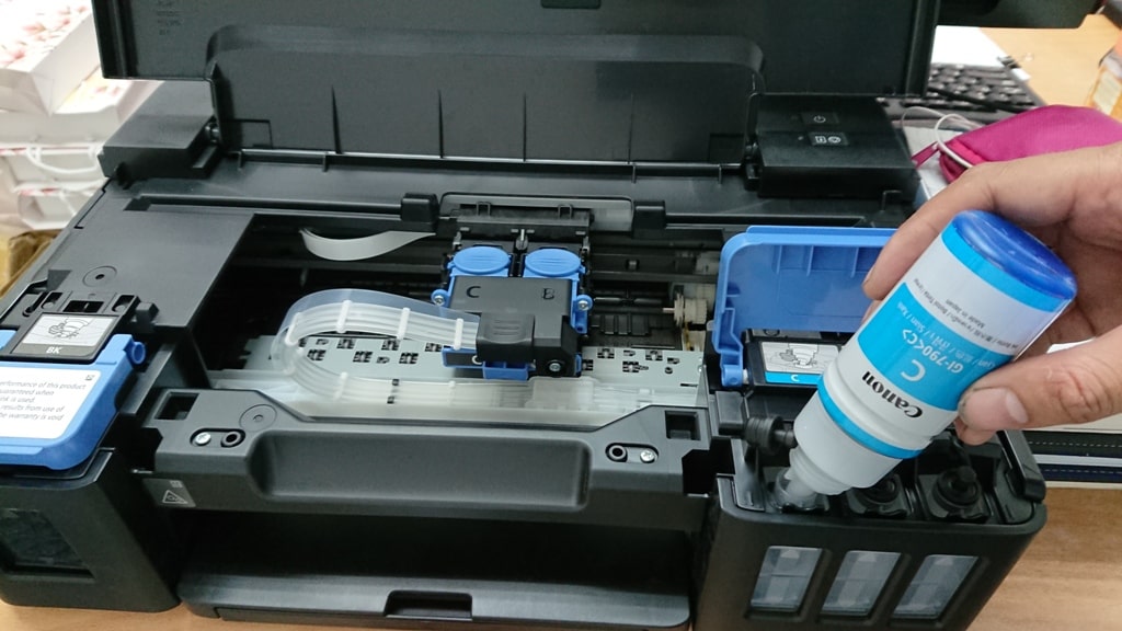 máy in bị lem mực một bên do quá trình đổ mực