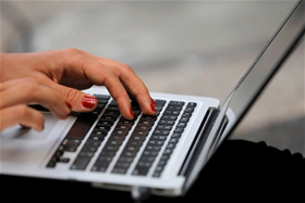 Chọn vỏ nhựa hay kim loại để giúp laptop mát hơn?