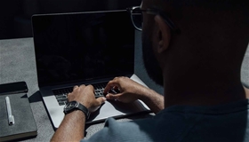 Màn hình laptop bị tối đen nhưng máy vẫn chạy – Nguyên nhân