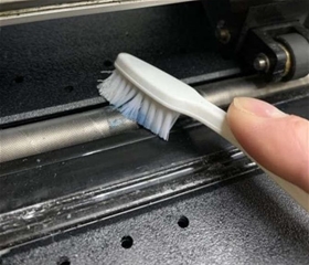 Hướng dẫn vệ sinh trục nhám và bánh xe máy cắt Graphtec