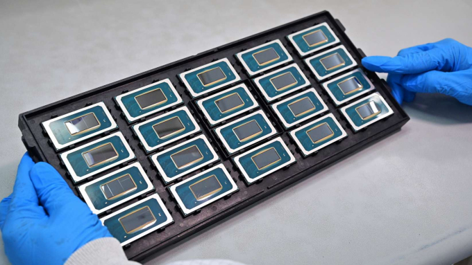 Một khay chip Core Ultra được lắp ráp tại nhà máy Penang, Malaysia. Ảnh: Intel