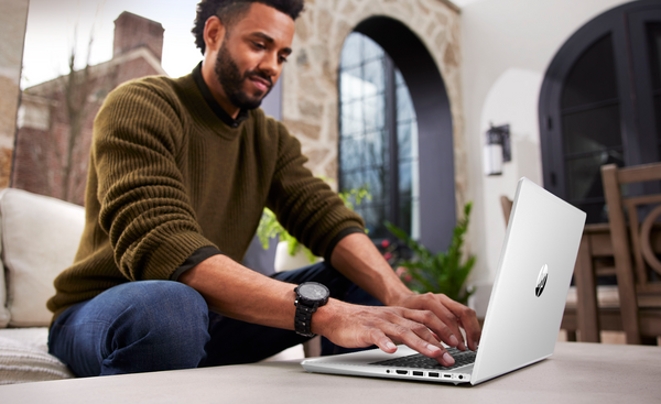 Dân văn phòng được gì khi chọn laptop doanh nghiệp chuyên dụng?