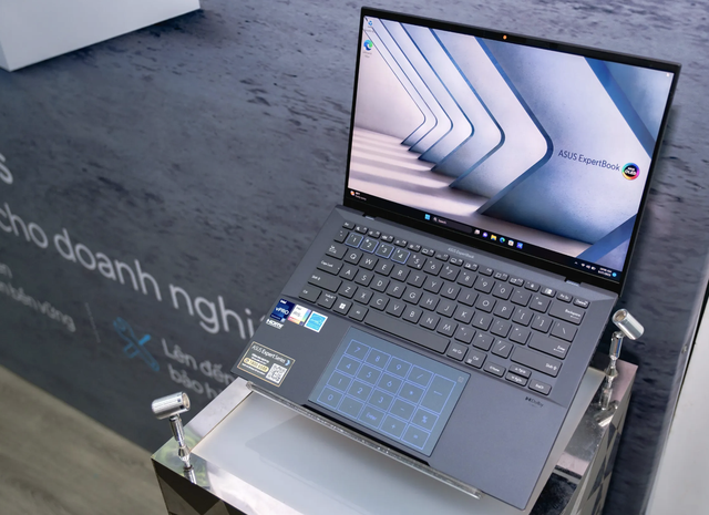 ExpertBook B9 OLED có giá bán từ 49,99 triệu đồng tại Việt Nam