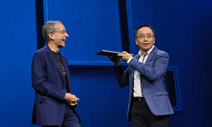 CEO Intel Pat Gelsinger và CEO Acer Jeffrey Kao. Ông Kao gọi chiếc Swift trên tay là laptop AI đầu tiên trên thế giới. Ảnh: Intel