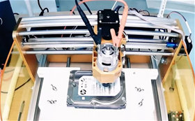 Microsoft dùng robot chiết xuất kim loại có giá trị khi tái chế ổ cứng