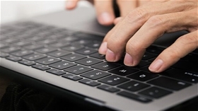 Bàn phím laptop bị đơ không gõ được – Nguyên nhân và cách xử lý