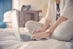 Top 7 thói quen xấu khiến laptop của bạn nhanh hỏng màn hình và pin